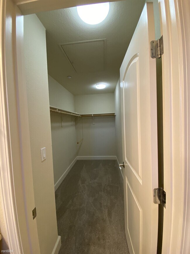 Building Photo - 2 br, 2.5 bath Townhome - 1714 Hillebrant ...