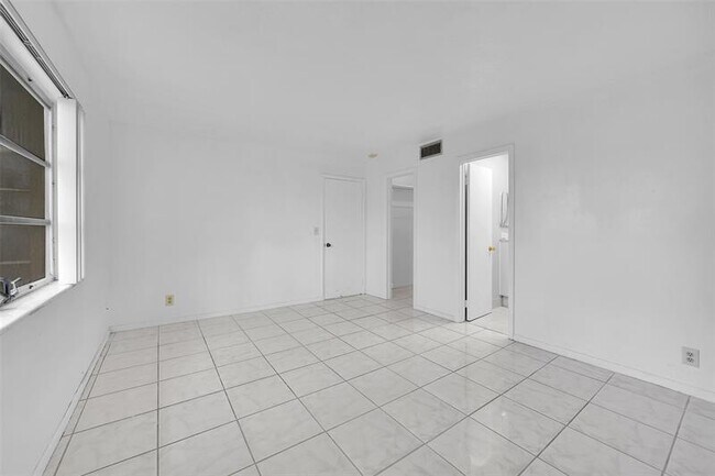 Building Photo - 2950 NW 46th Ave