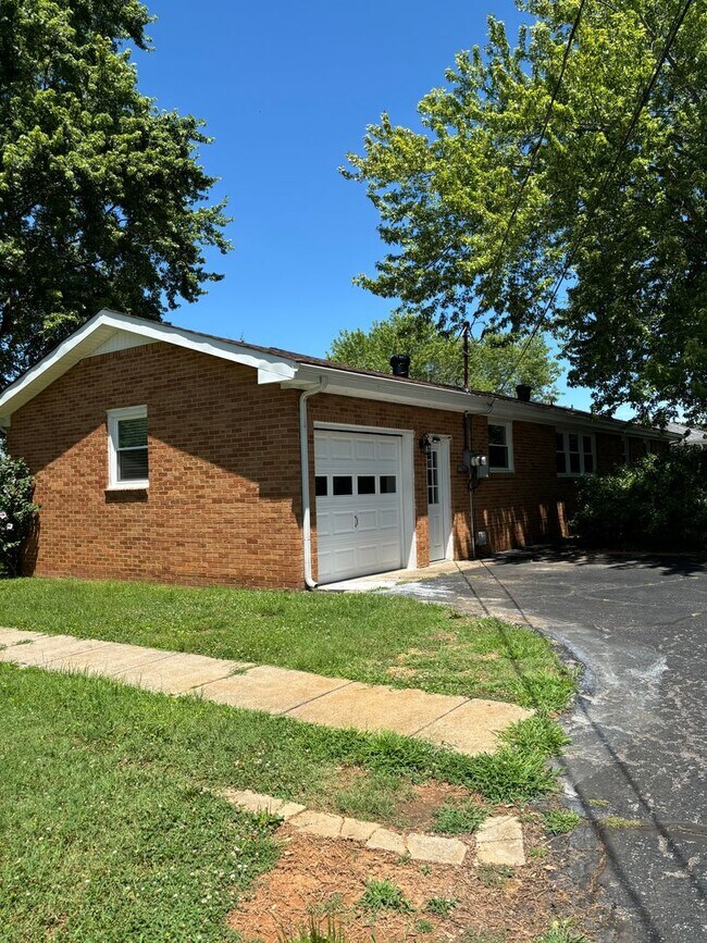 Building Photo - 231 Alfred Dr