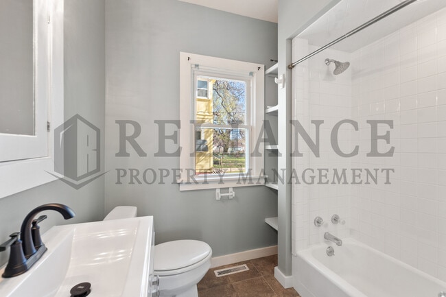Building Photo - 152 S Estelle St