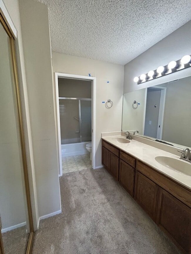 Building Photo - Charming 3 Bedroom, 2.5 Bathroom Condo in ...