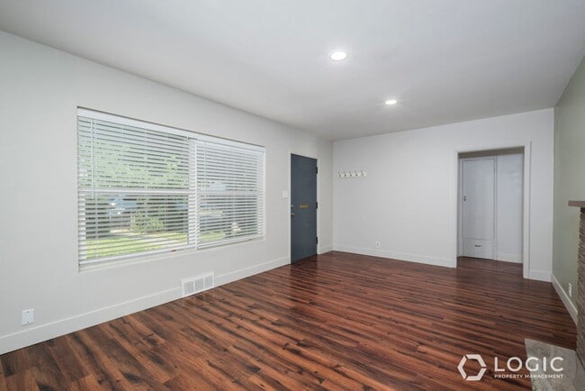 Building Photo - Charming Home in Perfect Location!