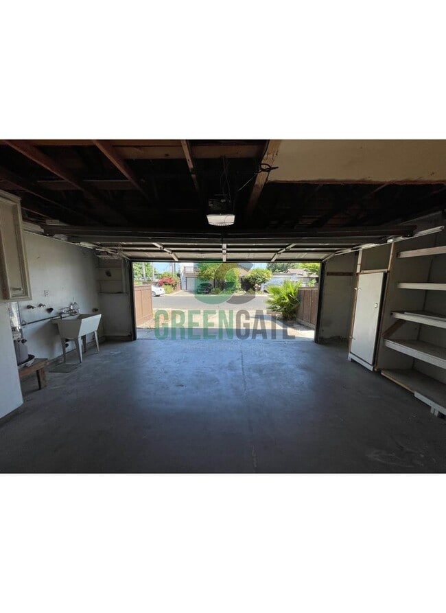 Building Photo - 3 BEDROOM 2 BATH HOME MOVE IN READY IN MOD...