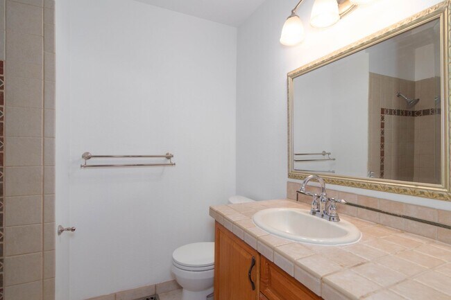 Building Photo - 4 Bed 3 Bath North Side Home nearly 2400 s...