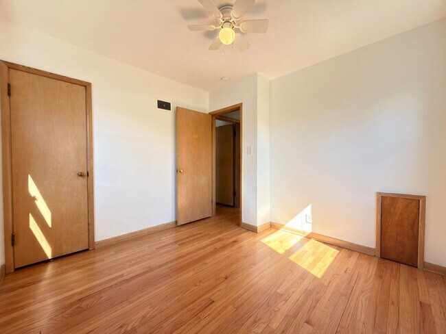 Building Photo - $1,450 | 2 Bedroom 1 Bath Home | Washer & Dryer | Garage