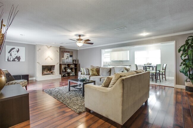 Building Photo - 2906 Sharpview Ln