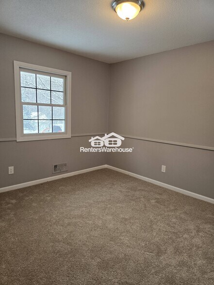 Building Photo - 5580 Shorewood Ln