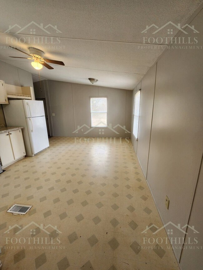 Building Photo - 924 Lebanon Rd