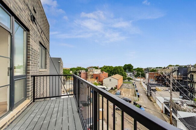 Building Photo - 2827 N Clybourn Ave