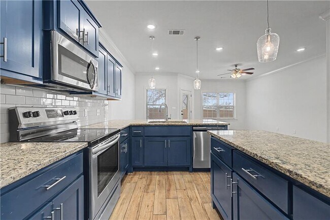 Building Photo - 3215 SW Hillstone Ave