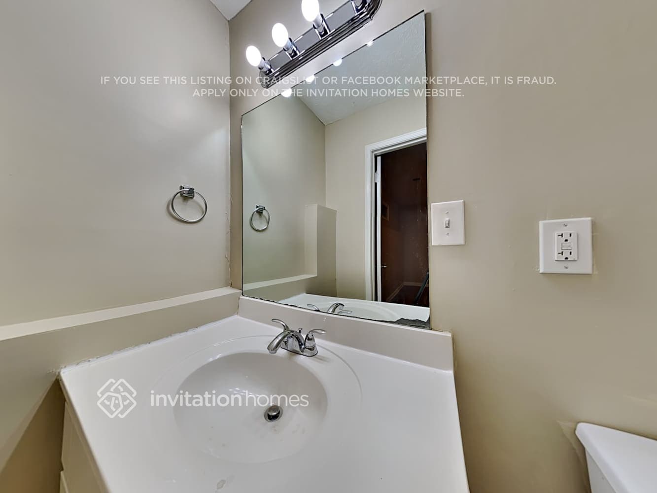 Building Photo - 4026 Leicester Dr NE