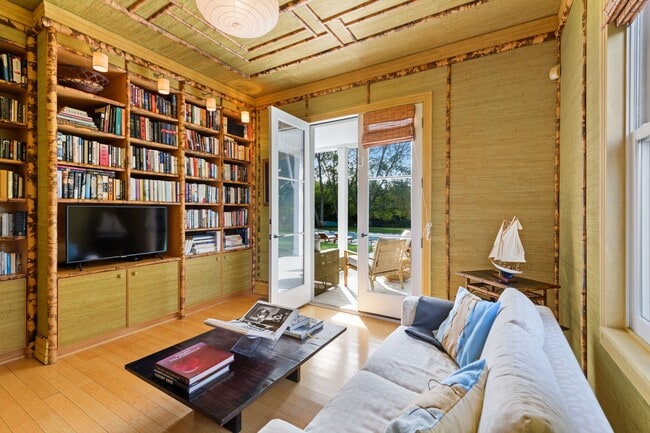 Building Photo - 244 Flying Point Rd