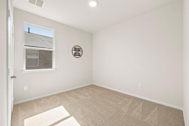 Building Photo - 121 Brody Ln
