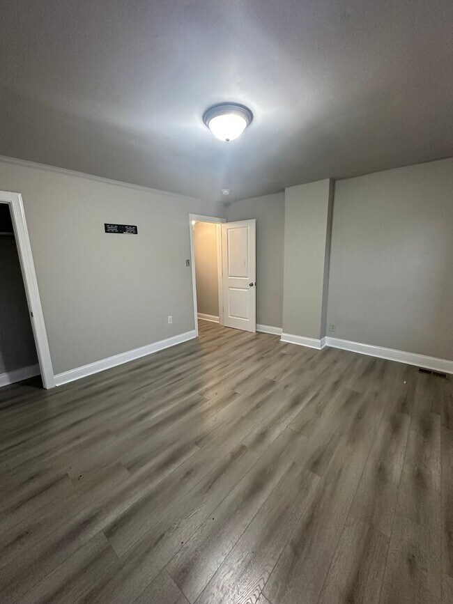 Building Photo - Newly Renovated 2 Bed/1 Bath Row Home