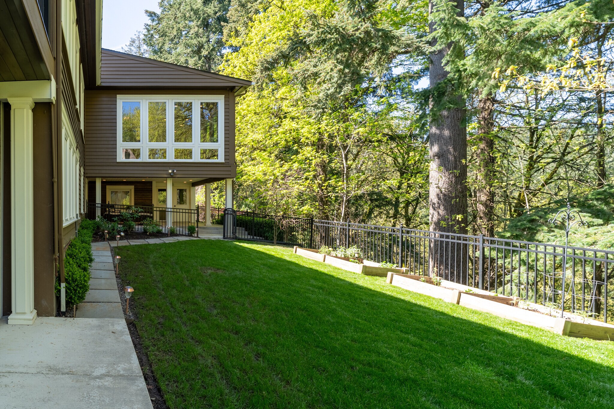 Building Photo - 2744 SW Sherwood Dr