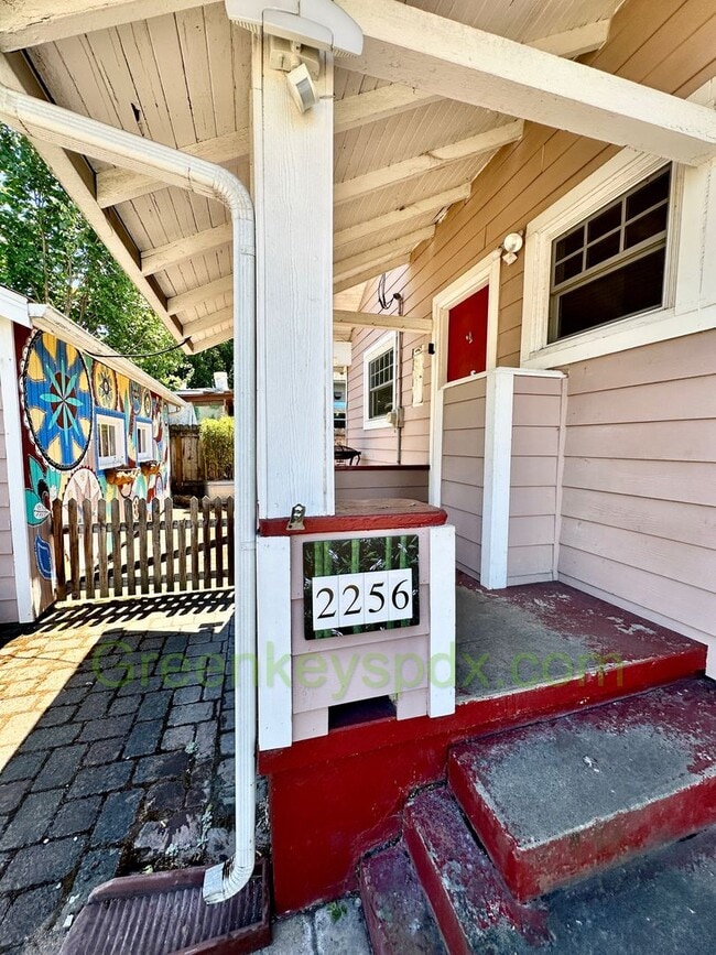 Building Photo - Huge 3 Bedroom 2 Bathroom House in Heart o...