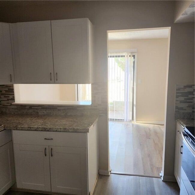 Building Photo - 293 Country Club Dr