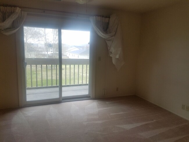 Building Photo - 3 Bed 2.5 bath townhome in Ammon right beh...