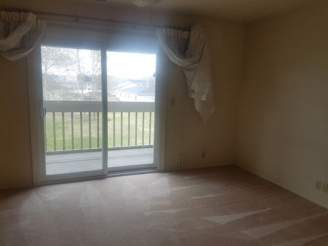 Building Photo - SPACIOUS, THREE LEVEL, 3 Bed 2.5 bath Town...