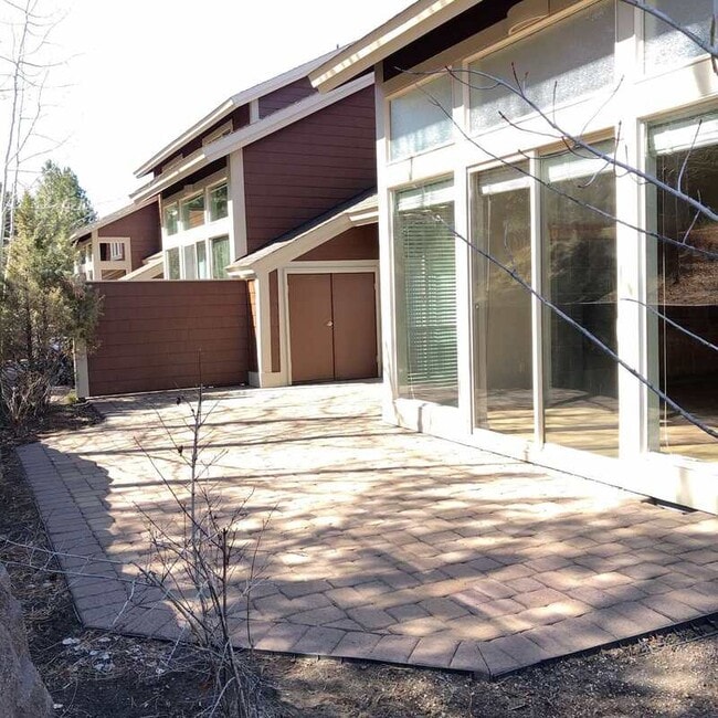 Building Photo - 1445 Highland Vw