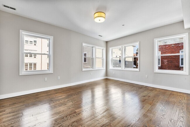 Building Photo - 10 Ruthven Park