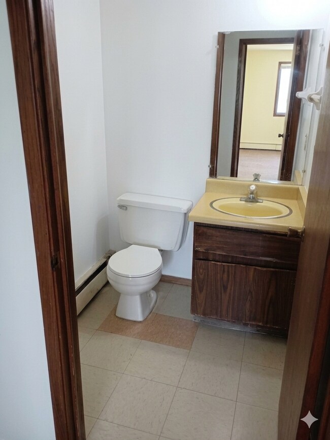 Building Photo - Spacious 2BR Apartment | Heat Included | Kenosha Location