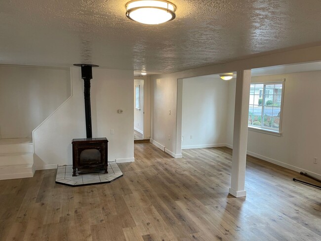 Building Photo - 2 Bed / 1 Bath House in Quiet West Salem H...