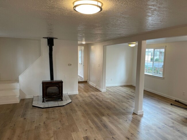 Building Photo - 2 Bed / 1 Bath House in Quiet West Salem Hills!!! $250 Amazon Gift Card! $99 First Month's Rent!