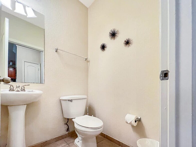 Building Photo - 2021 N Lemans Blvd