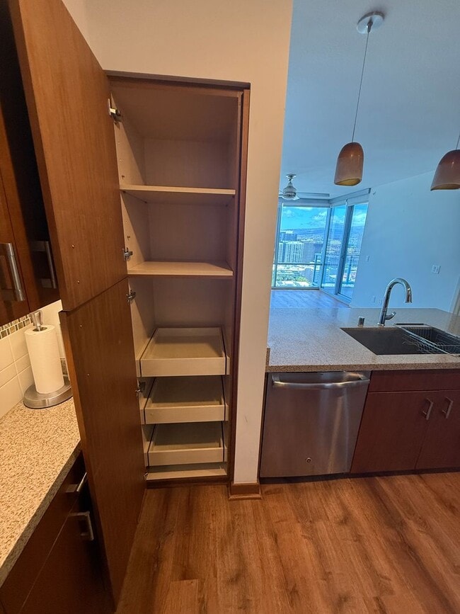 Building Photo - Luxury High-Floor 2BR/2BA Condo with Ocean...