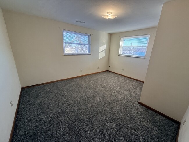 Building Photo - 4760 Holiday Dr