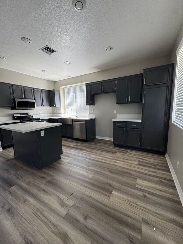 Building Photo - 40029 Lafayette Dr