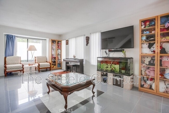 Primary Photo - 902 S Downey Pl