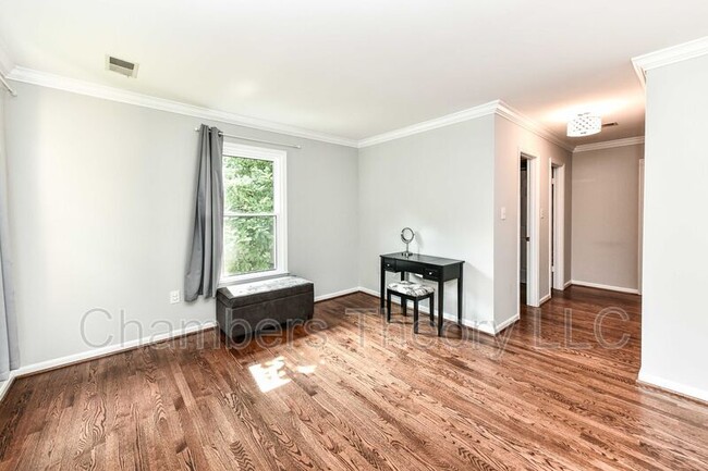 Building Photo - 2030 Spring Branch Dr