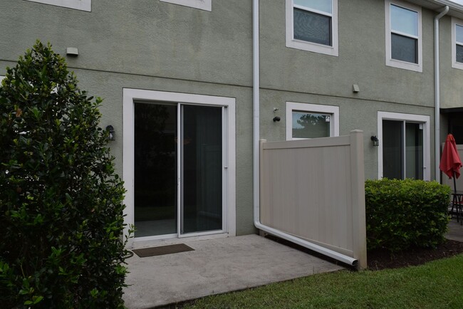 Building Photo - Super 3 bdrm 2-1/2 bath townhome  in gated...