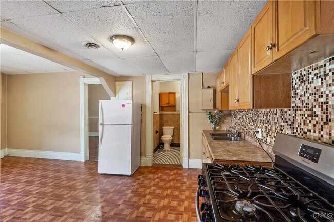 Building Photo - 319 N Salina St