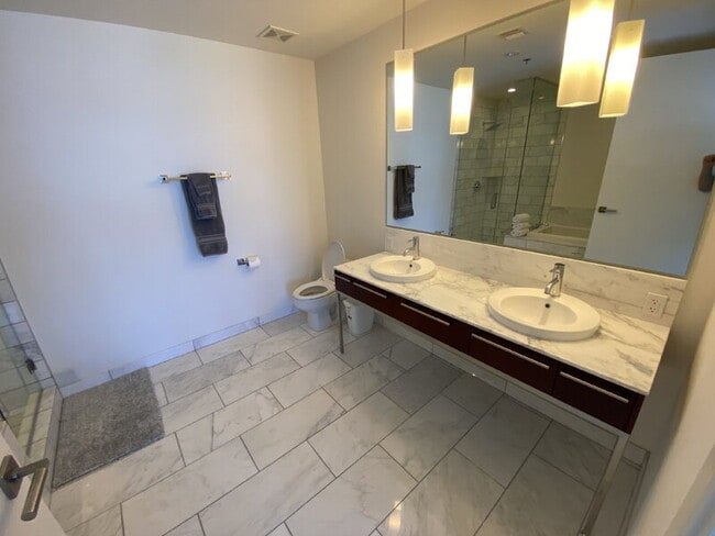 Building Photo - 4471 Dean Martin Dr
