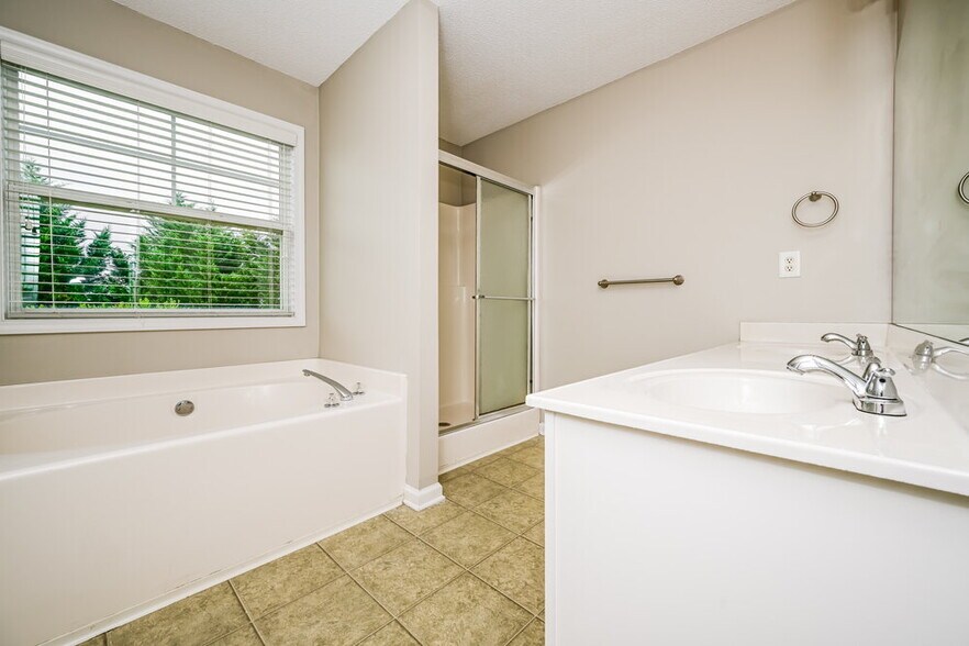 Building Photo - 3896 Pine Village Pl