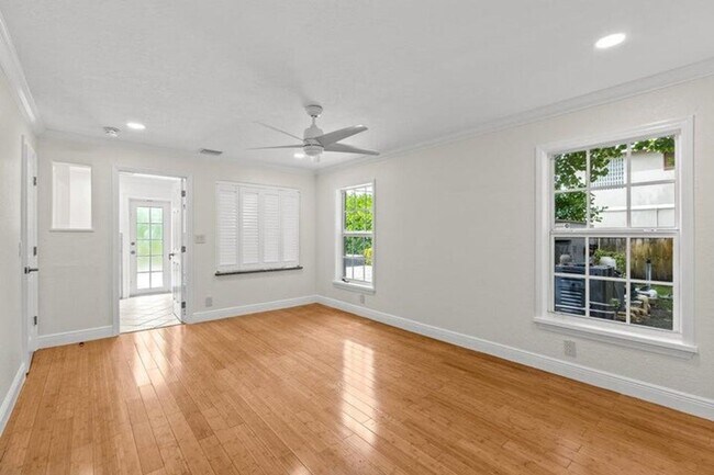 Building Photo - 4610 Pine Tree Dr