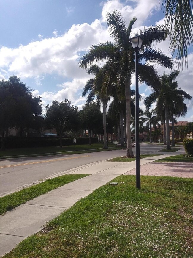 Building Photo - 4015 Banyan Trails Dr