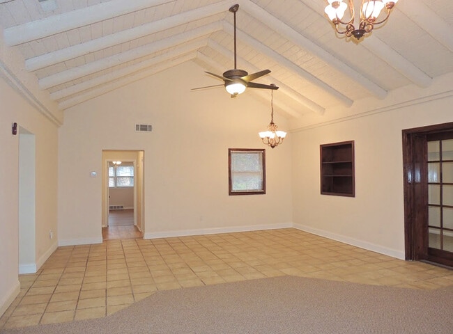 Building Photo - Extraordinary 4 Bedroom 2 Full Bathroom Co...