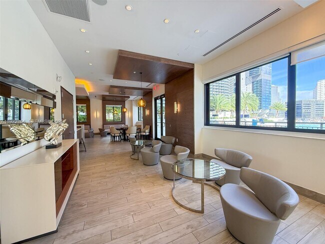 Building Photo - 999 SW 1st Ave