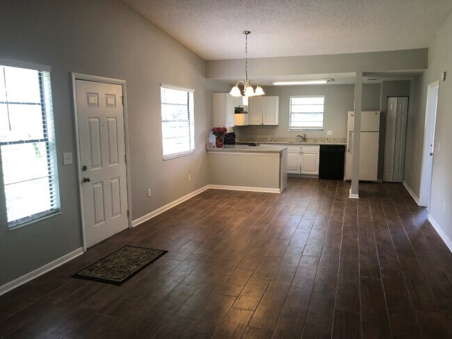 Building Photo - 10101 Lake Oak Cir