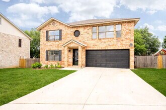 Building Photo - Spacious & Thoughtfully Updated 4-Bedroom ...
