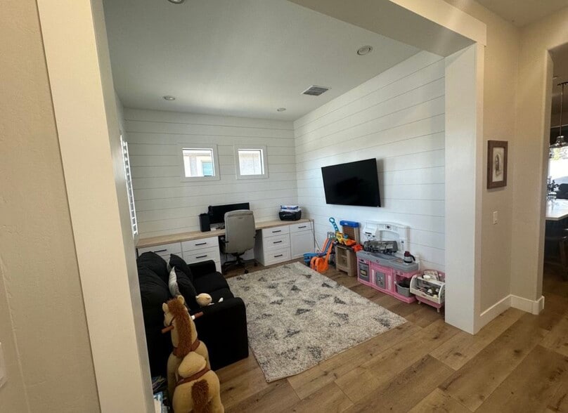 Building Photo - 2731 S Eastridge