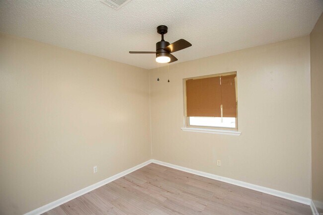 Building Photo - 29 Meadowbrook Dr