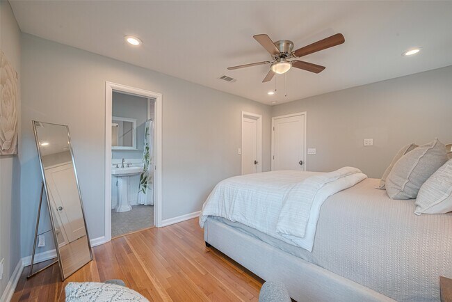 Building Photo - 5123 Saxon Dr