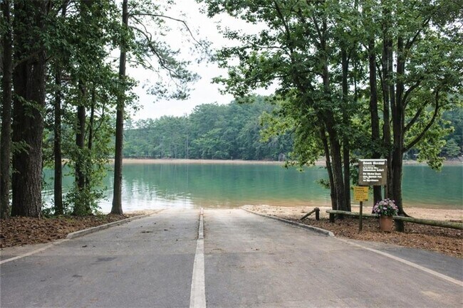 Building Photo - 3310 Southshore Ln