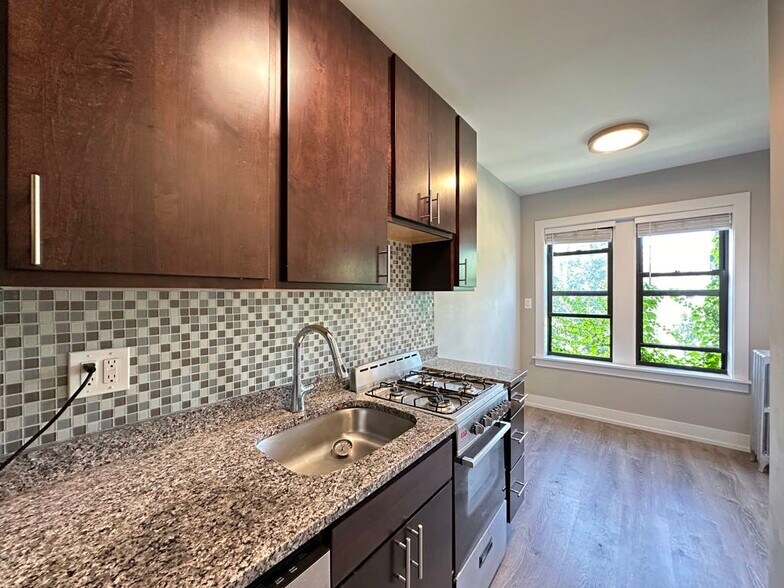 Building Photo - 4644 N Paulina St