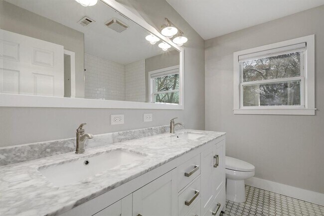 Building Photo - 1600 Ashberry Dr